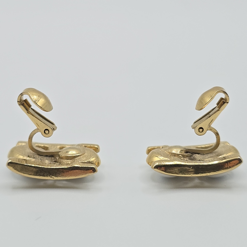 Vintage Trifari Gold Tone White Cabochon Clip On Earrings Mid Century MCM - Picture 7 of 14